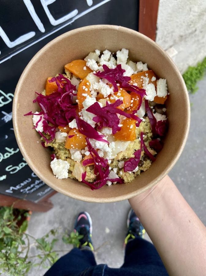Salade quinoa, féta, courge et chou rouge en bol kraft
