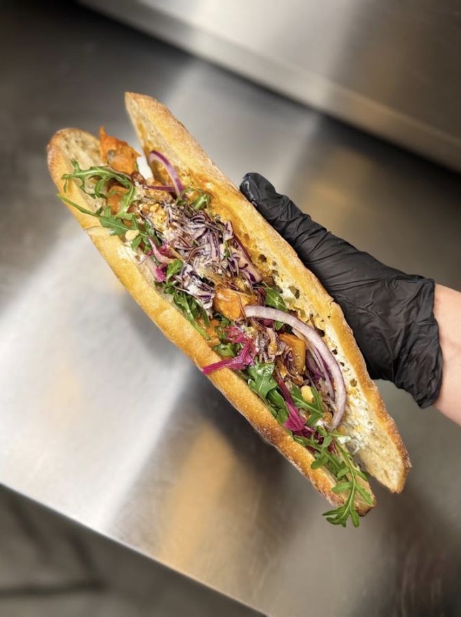 Sandwich baguette aux légumes et roquette