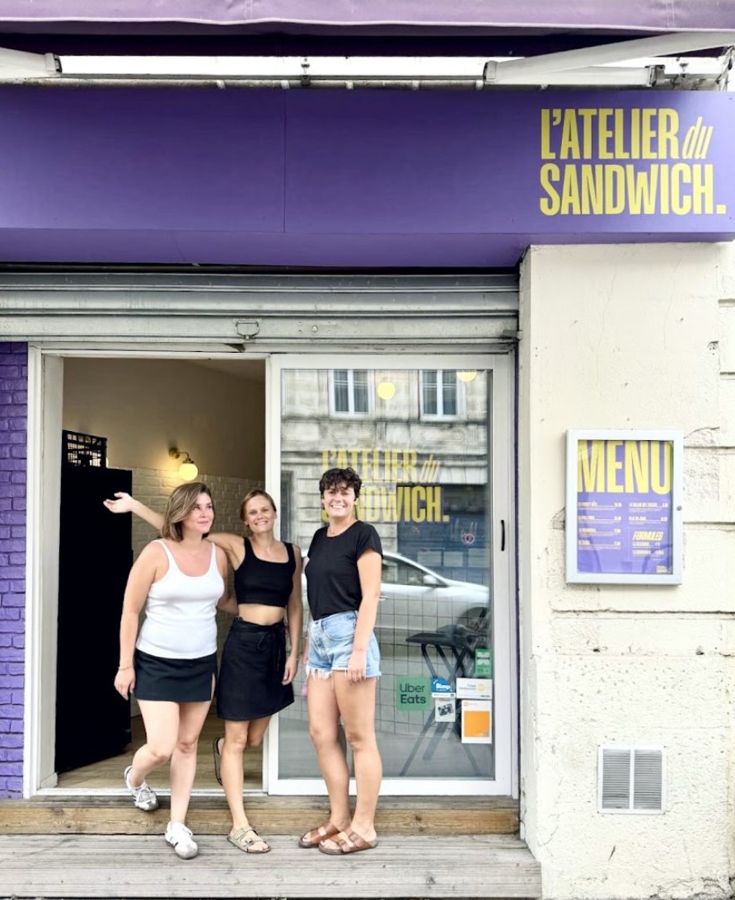 L'équipe devant la façade violette de L'Atelier du Sandwich